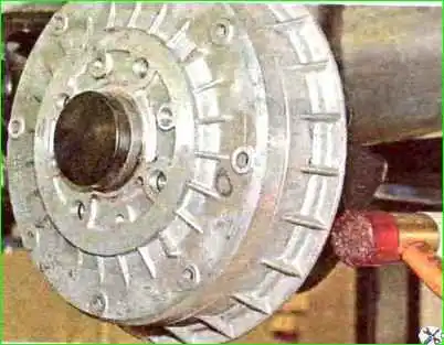 Қалай артқы доңғалақ мойынтірегін тексеру және ауыстыру Артқы доңғалақтың мойынтіректерін тексеру және ауыстыру жолы