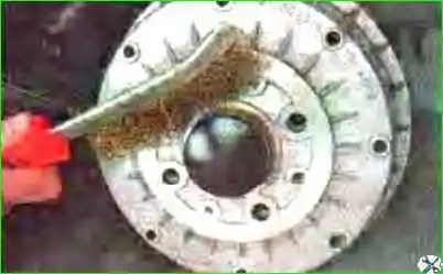 Қалай артқы доңғалақ мойынтірегін тексеру және ауыстыру Артқы доңғалақтың мойынтіректерін тексеру және ауыстыру жолы