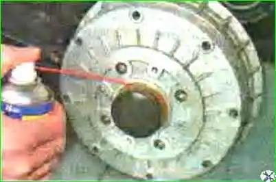 Қалай артқы доңғалақ мойынтірегін тексеру және ауыстыру Артқы доңғалақтың мойынтіректерін тексеру және ауыстыру жолы