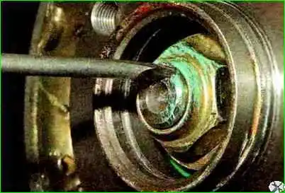 Қалай артқы доңғалақтың мойынтіректерін тексеру және ауыстыру Артқы доңғалақтың мойынтіректерін тексеру және ауыстыру жолы