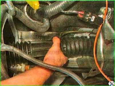 How to replace the steering gear cover