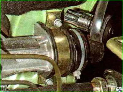 Removing and installing the steering mechanism