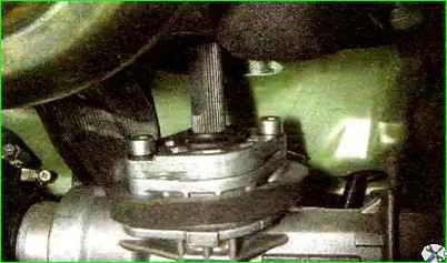 Removing and installing the steering mechanism