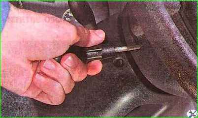 Removing a steering wheel equipped with an airbag