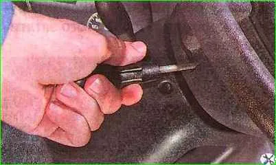Extracción de un volante equipado con airbag
