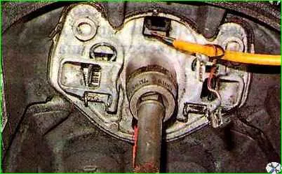Extracción de un volante equipado con airbag