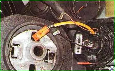 Extracción de un volante equipado con airbag