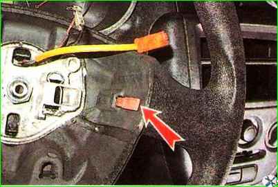 Extracción de un volante equipado con airbag