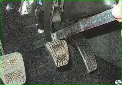 Comprobación del recorrido libre del pedal