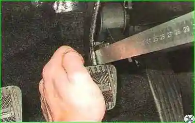 Comprobación del recorrido libre del pedal