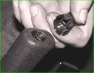 Replacing the pawl rod spring of the parking brake lever