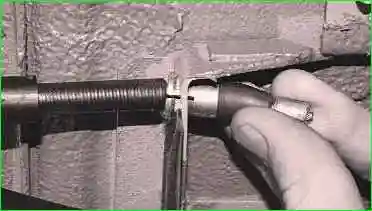 Replacing the parking brake cable