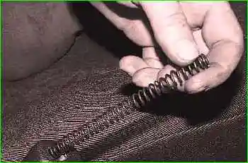 Replacing the pawl rod spring of the parking brake lever