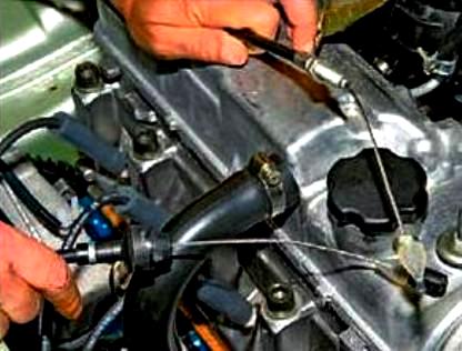 Замена троса привода дроссельной заслонки автомобиля