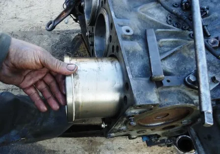 Instalación del revestimiento del motor Kamaz