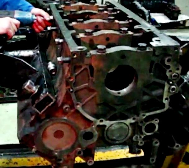 Laying the crankshaft and piston group into the cylinder block of the Kamaz engine