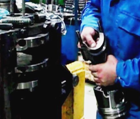Укладка коленчатого вала и поршневой группы в блок цилиндров двигателя Камаз