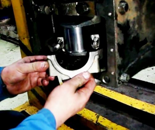 Laying the crankshaft and piston group into the Kamaz engine block