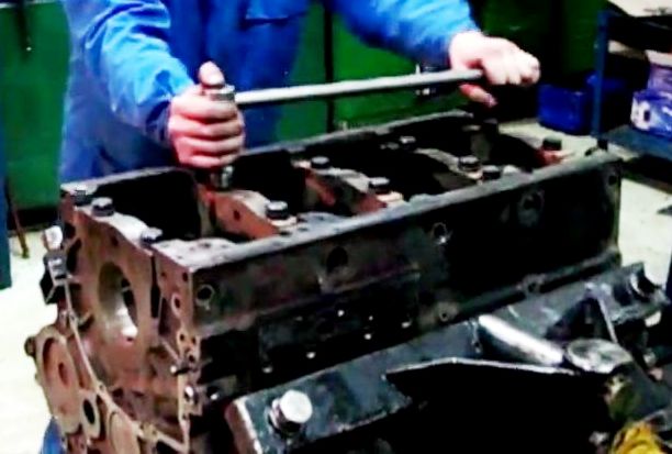 Laying the crankshaft and piston group into the Kamaz engine block