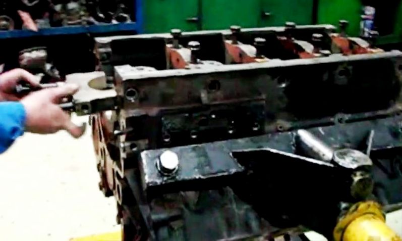 Укладка коленчатого вала и поршневой группы в блок цилиндров двигателя КАМАЗ