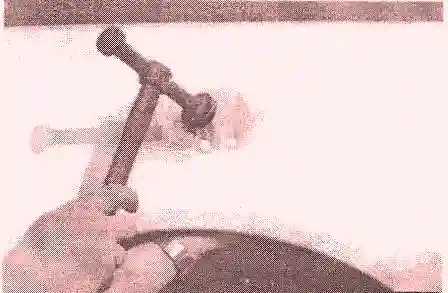 Устранение деформаций рихтовочным молотком Устранение деформаций рихтовочным молотком