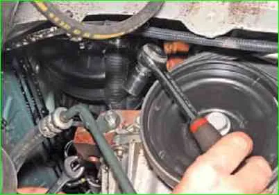 So entfernen Sie die Wanne und ersetzen die Ölpumpe des K7M-Motors