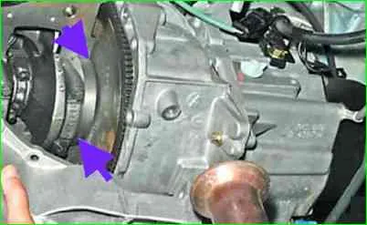 So entfernen Sie die Wanne und ersetzen Sie die Ölpumpe des K7M-Motors