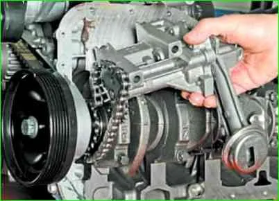 So entfernen Sie die Wanne und ersetzen die Ölpumpe des K7M-Motors