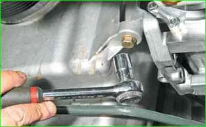 So entfernen Sie die Wanne und ersetzen Sie die Ölpumpe des K7M-Motors
