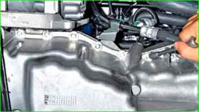 So entfernen Sie die Wanne und ersetzen Sie die Ölpumpe des K7M-Motors