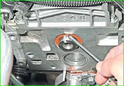 So tauschen Sie den Nockenwellendichtring für den K7M-Motor aus