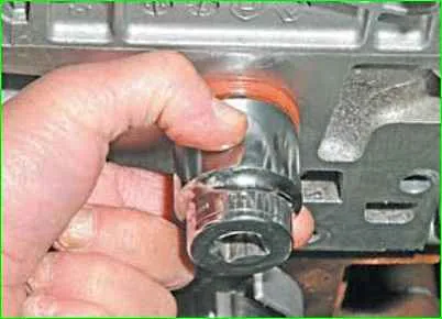 So tauschen Sie den Nockenwellendichtring für den K7M-Motor aus