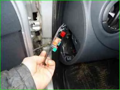 Lada Largus автокөлігінің сақтандырғыштарын қалай ауыстыруға болады