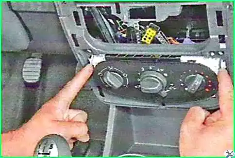 Removing the heating and air conditioning control unit of the Lada Largus