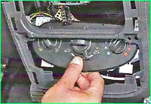 Removing the heating and air conditioning control unit of the Lada Largus