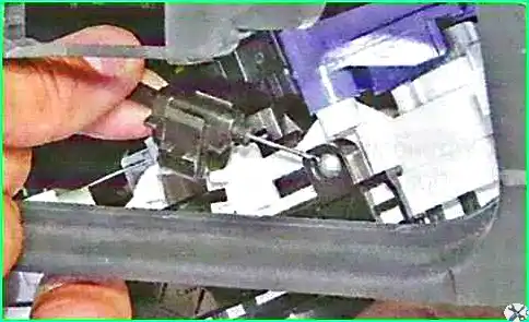 Removing the heating and air conditioning control unit of the Lada Largus