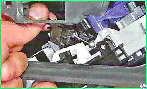 Removing the heating and air conditioning control unit of the Lada Largus
