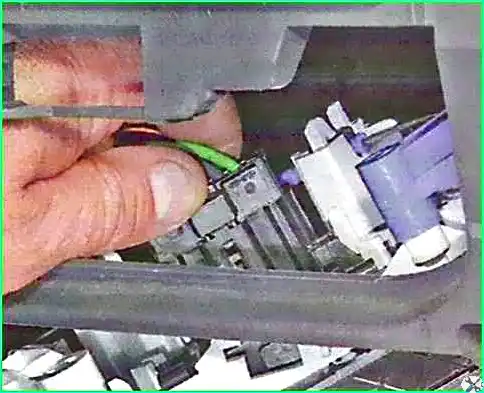 Removing the heating and air conditioning control unit of the Lada Largus