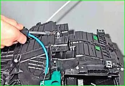 Снятие и установка испарителя кондиционера автомобиля Лада Ларгус