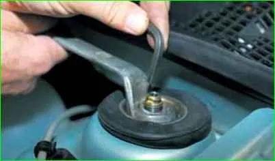How to replace the front shock strut of the Lada Largus