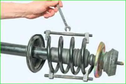 How to replace the front shock strut Lada Largus