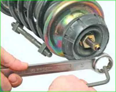 How to replace the front shock strut of the Lada Largus