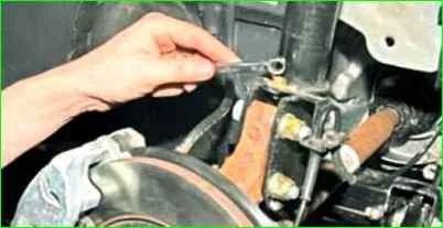 How to replace the front shock strut Lada Largus