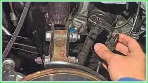 How to replace the front shock strut Lada Largus