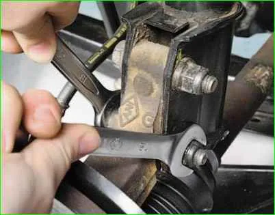How to replace the front shock strut Lada Largus