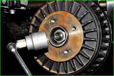 How to replace the rear wheel hub bearing of the Lada Largus