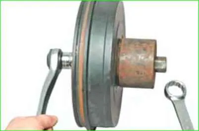 How to replace the rear wheel hub bearing of a Lada Largus