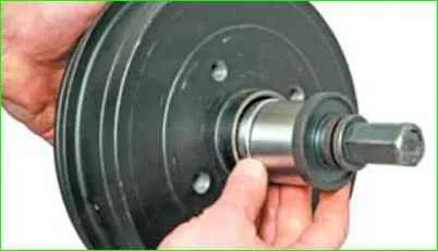 How to replace the rear wheel hub bearing of a Lada Largus