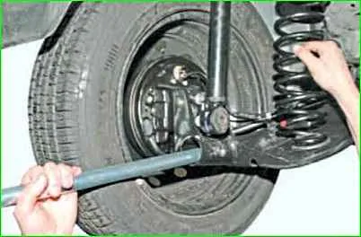 How to remove and install the rear suspension springs of the Lada Largus
