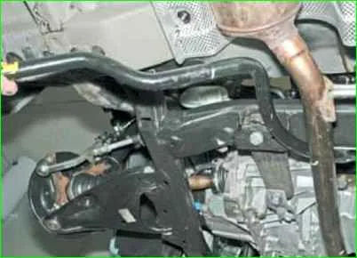 Cómo quitar el estabilizador de la suspensión delantera Lada Largus